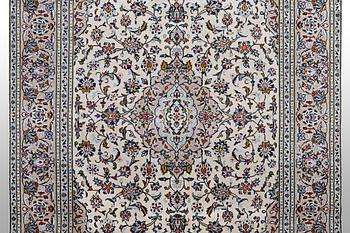 A carpet, Kashan, ca 293 x 191 cm.