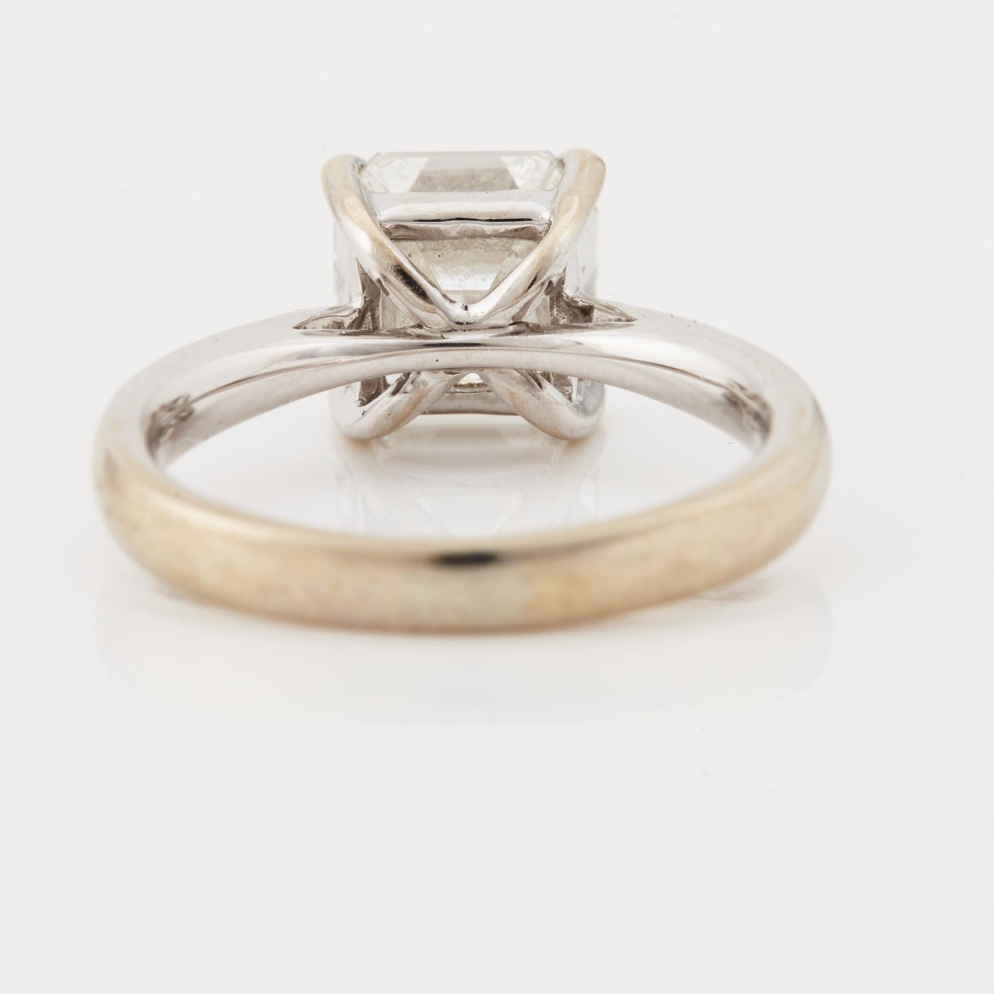 RING, med trappslipad (Assher-cut) diamant, 3.02 ct.