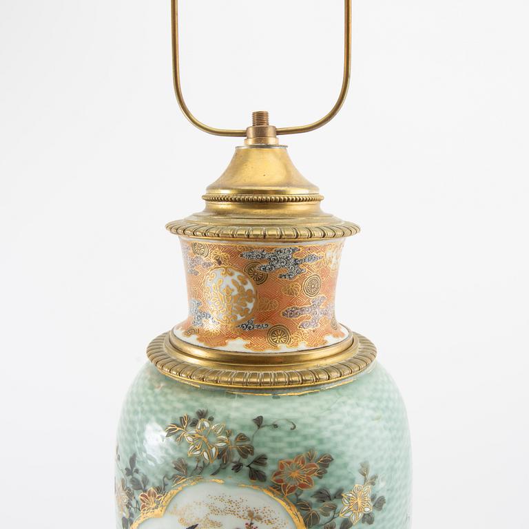 Bordslampa troligen Japan tidigt 1900-tal porslin och metall.
