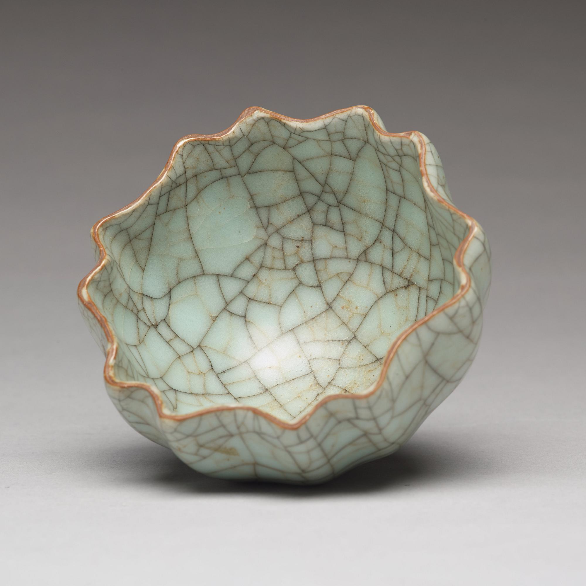A lotus shaped ge-glazed cup, presumably Ming dynasty (1368-1644).