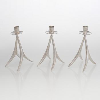 Anna-Greta Eker, Kynttilänjalkoja, 3 kpl, hopeaa, Auran Kultaseppä oy, Turku 1958 ja 1961.