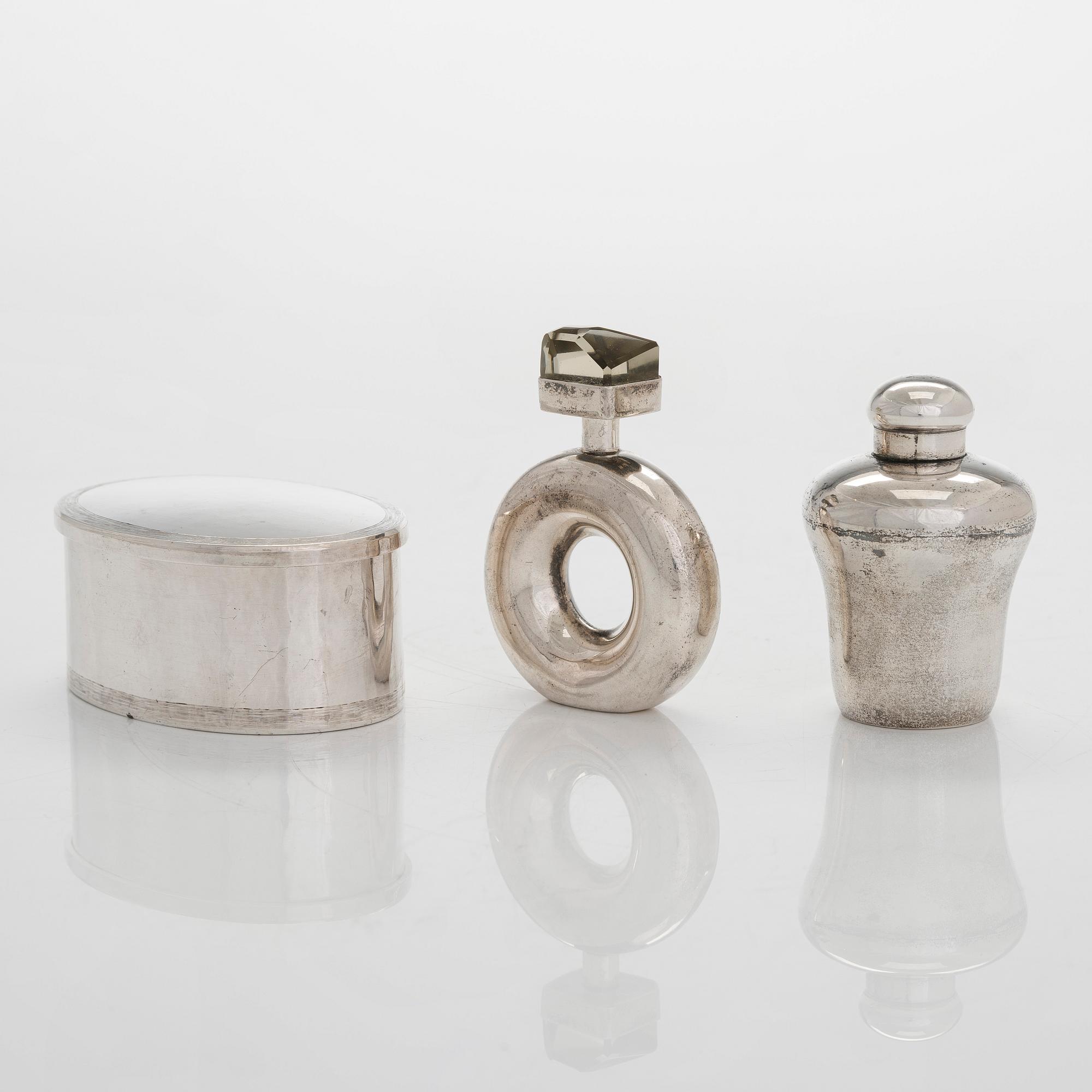 Flakonger, 2 st, silver, samt dosa, sterlingsilver, Finska och svenska stämplar.