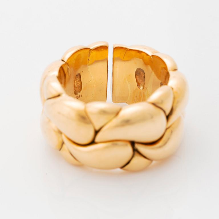 An 18K gold Chopard "Casmir" ring.