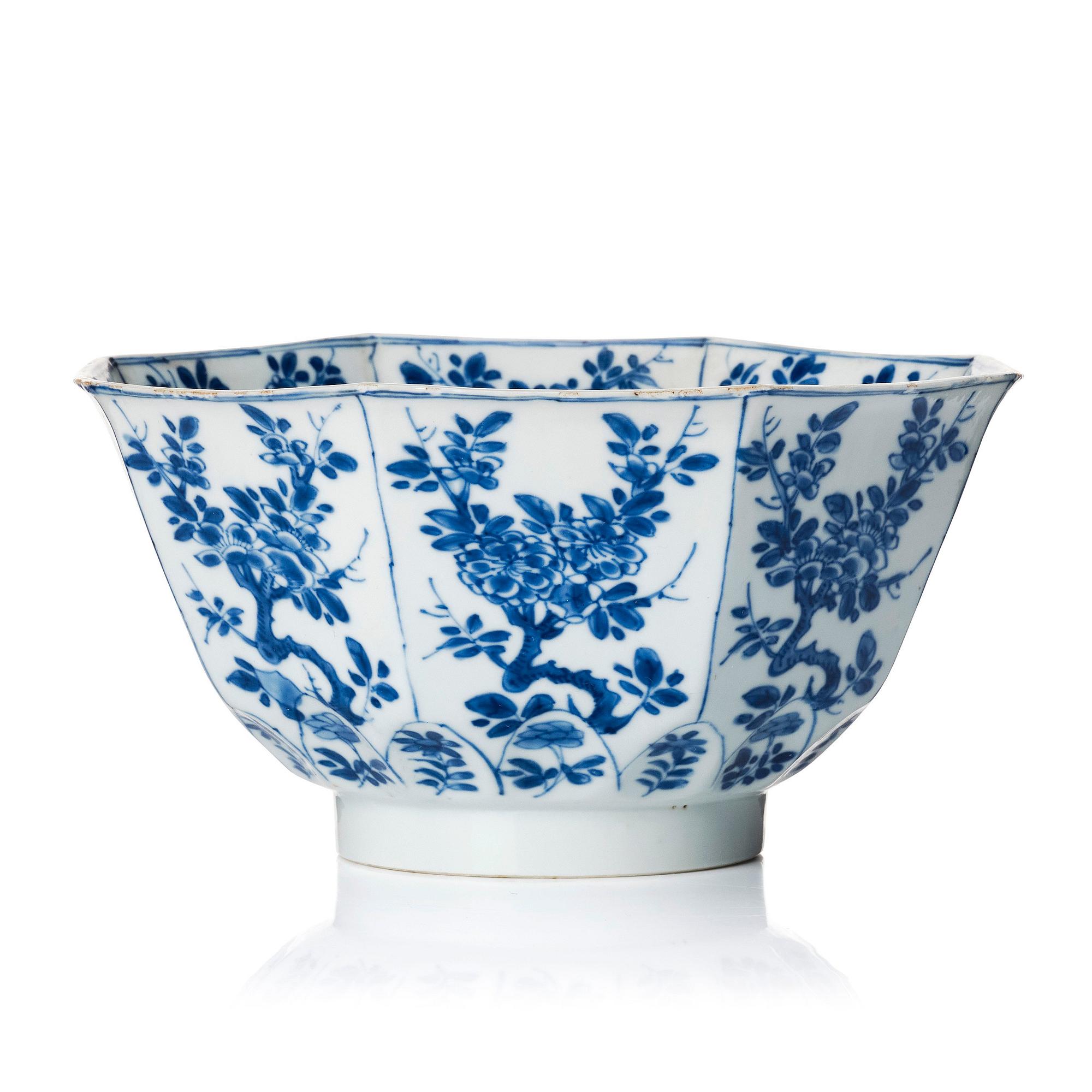 A blue and white octagonal bowl, Qing dynasty, Kangxi (1662-1722).