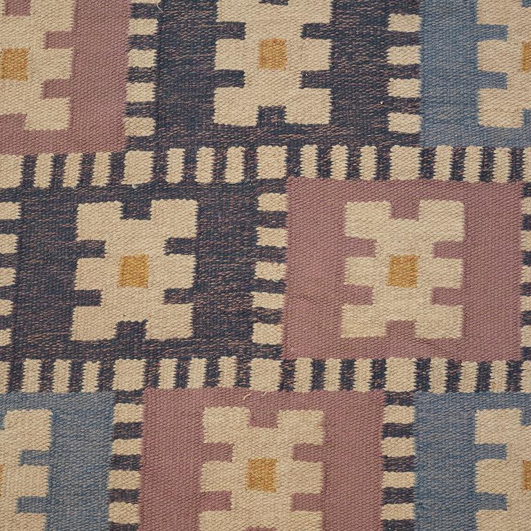 Sigvard Bernadotte, A CARPET, "Vitsippa", flat weave, ca 303 x 197,5 cm, signed SB.