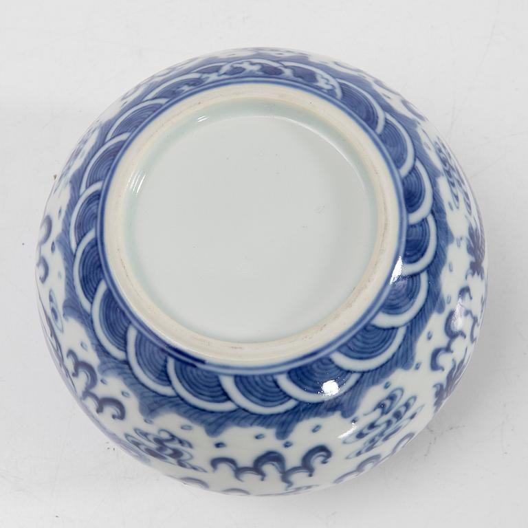 Penselbad, porslin, sen Qingdynasti, Kina, 1900-tal.