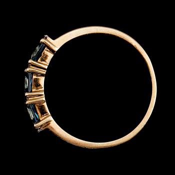 RING, 9 k guld med diamanter och blå stenar. Vikt ca 2 g.