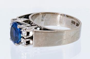 Ring 18K whitegold 1 sapphire approx 8 x 5 mm 4 brilliant-cut diamonds approx 0,30 ct, Atelier Ajour Stockholm 1980.