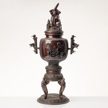 A large Japanese bronze censer, Meiji (1868-1912).