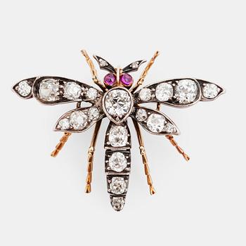 560. An old- and antique-cut diamond and ruby brooch in the shape of a fly. Total carat weight of diamonds circa 2.00 cts.