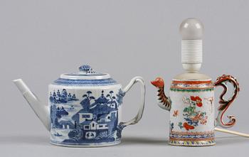 TEKANNA samt BORDSLAMPA, porslin, Kina, 1700-tal.