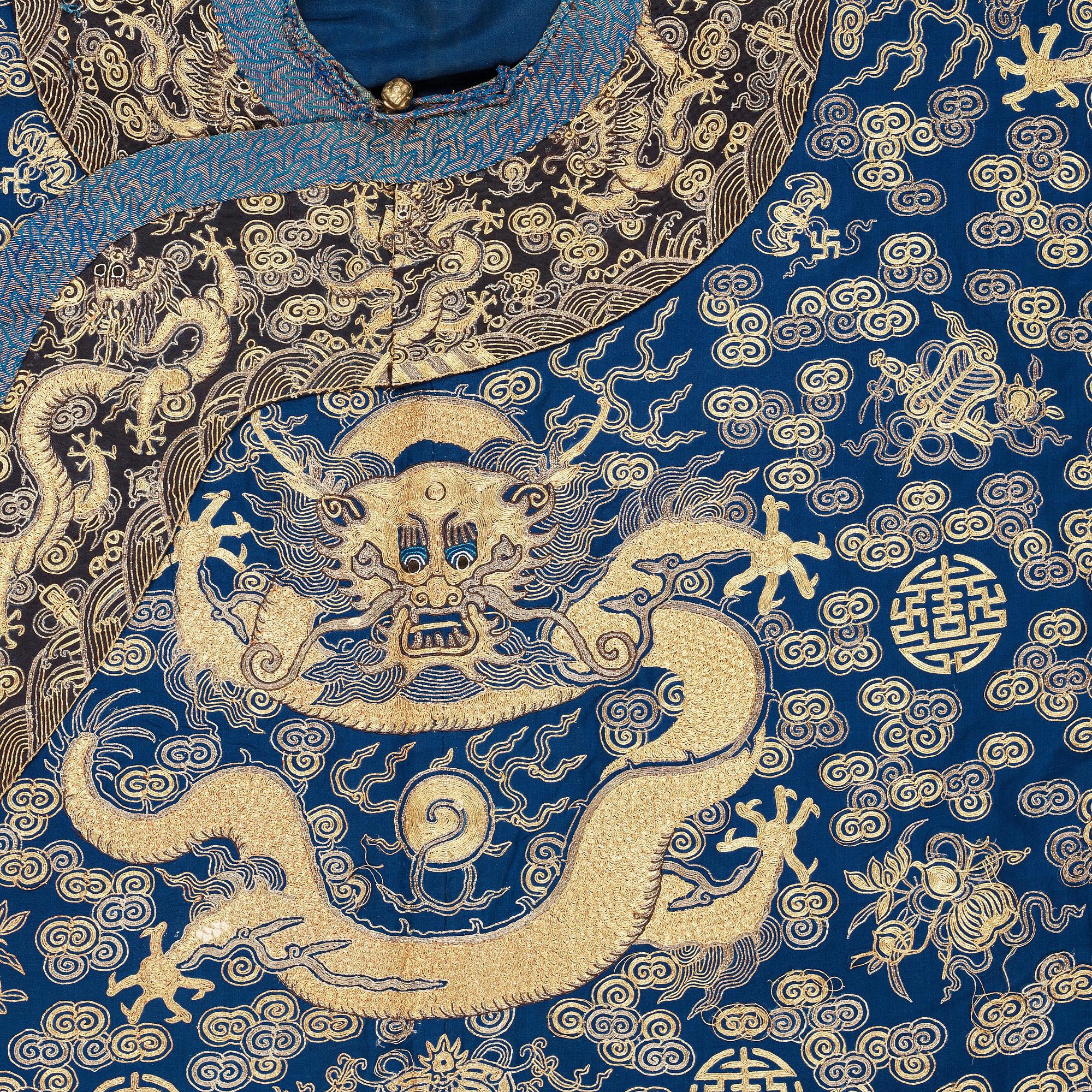 ROBE. Embroidered silk. Height 129 cm. China late Qing dynasty.