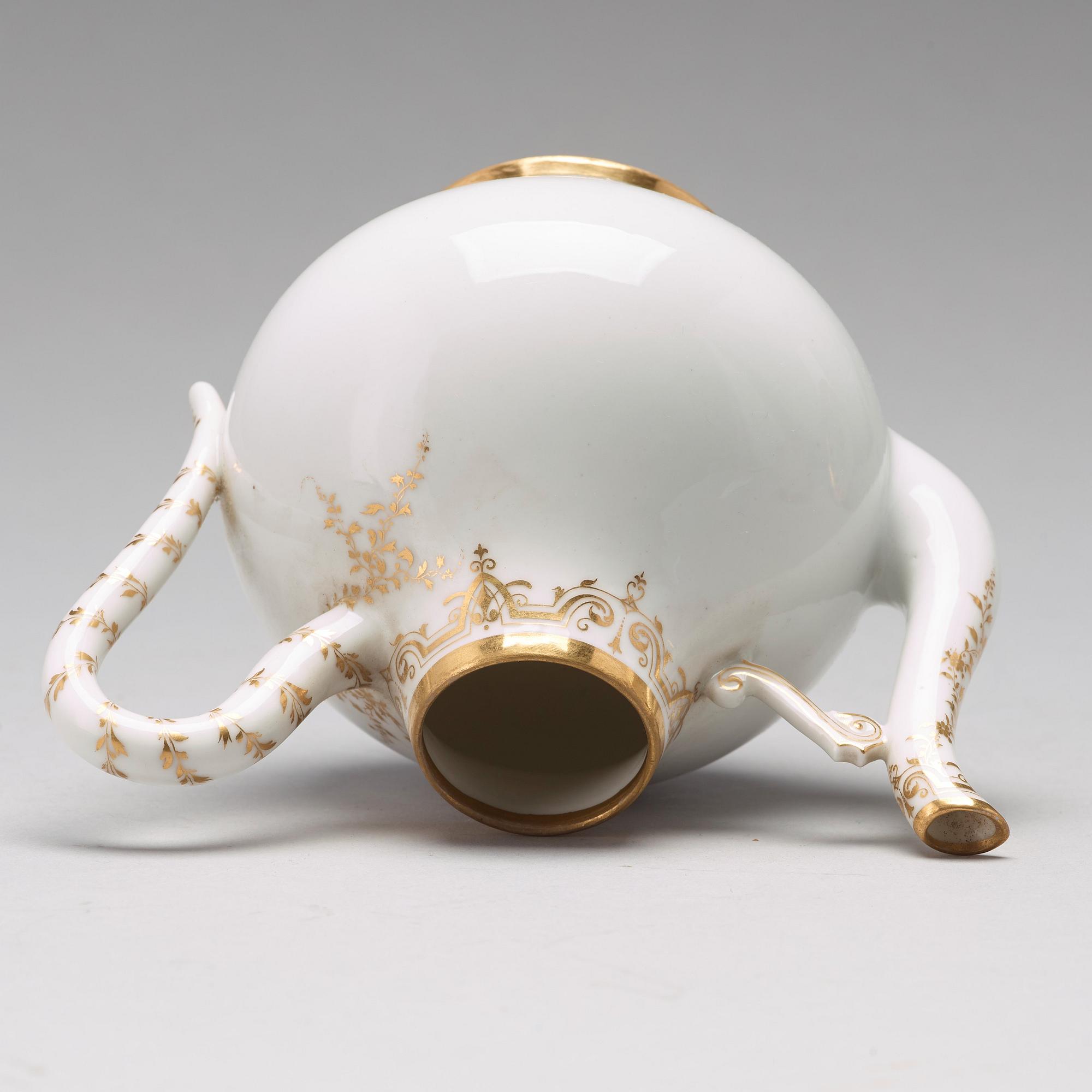 KOPPAR med FAT, 12 stycken samt KANNA, porslin. Ryssland, Kejserliga Porslinsmanufakturen, St Petersburg, 1800-tal.