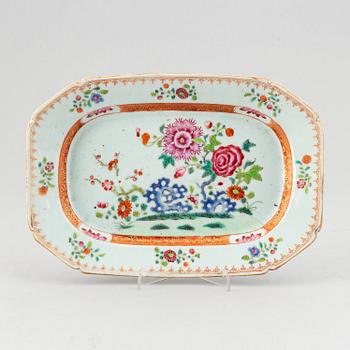 A famille rose serving dish, Qing dynasty, Qianlong (1736-95).