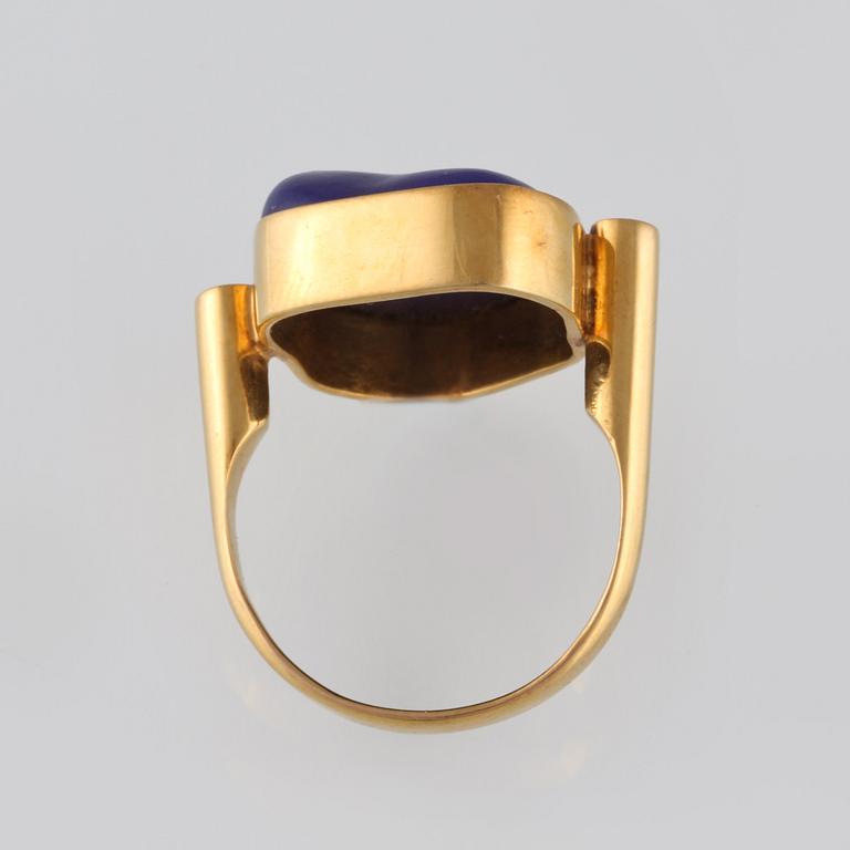 RING, 14K guld med trumlad lapis lazuli. Vikt 8,4 gram.