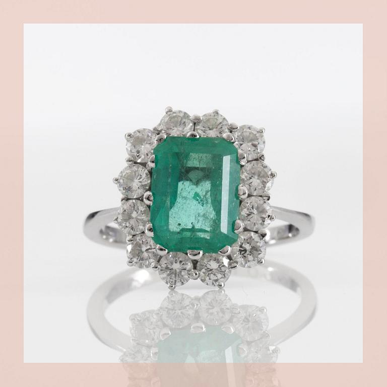 RING, 18k vitguld med smaragd ca 2.00 ct samt briljantslipade diamanter totalt 1.20 ct.