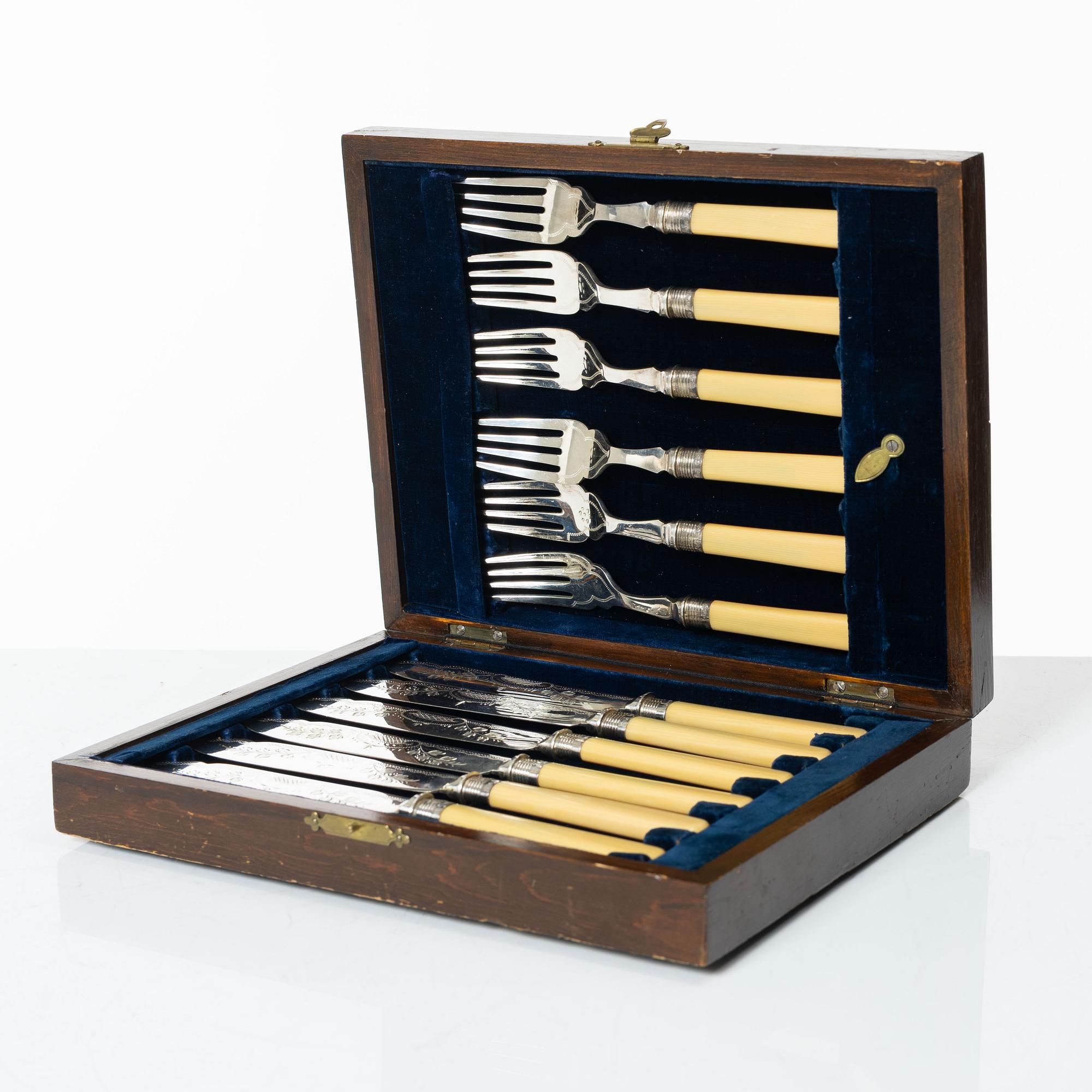 A 12-piece fish cutlery set, marks of James Albert Scholes, Sheffield, England 1904.