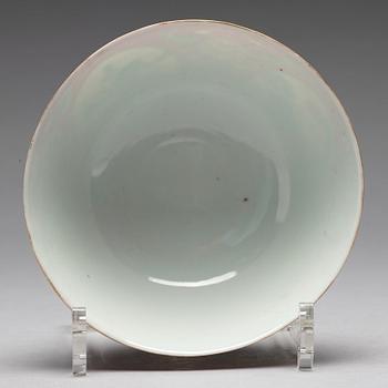 SKÅL, porslin. Qingdynastin med Qianlongs märke i rött.