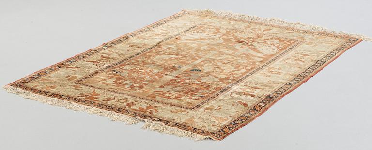 ANTIQUE SILK TABRIZ FIGURAL. 235 x 165 cm (as well as 1 cm stripe patterned flat woven edge at each end).