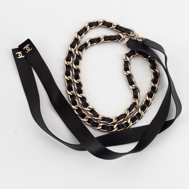 Chanel, a chain and leather belt, 2020, size M.