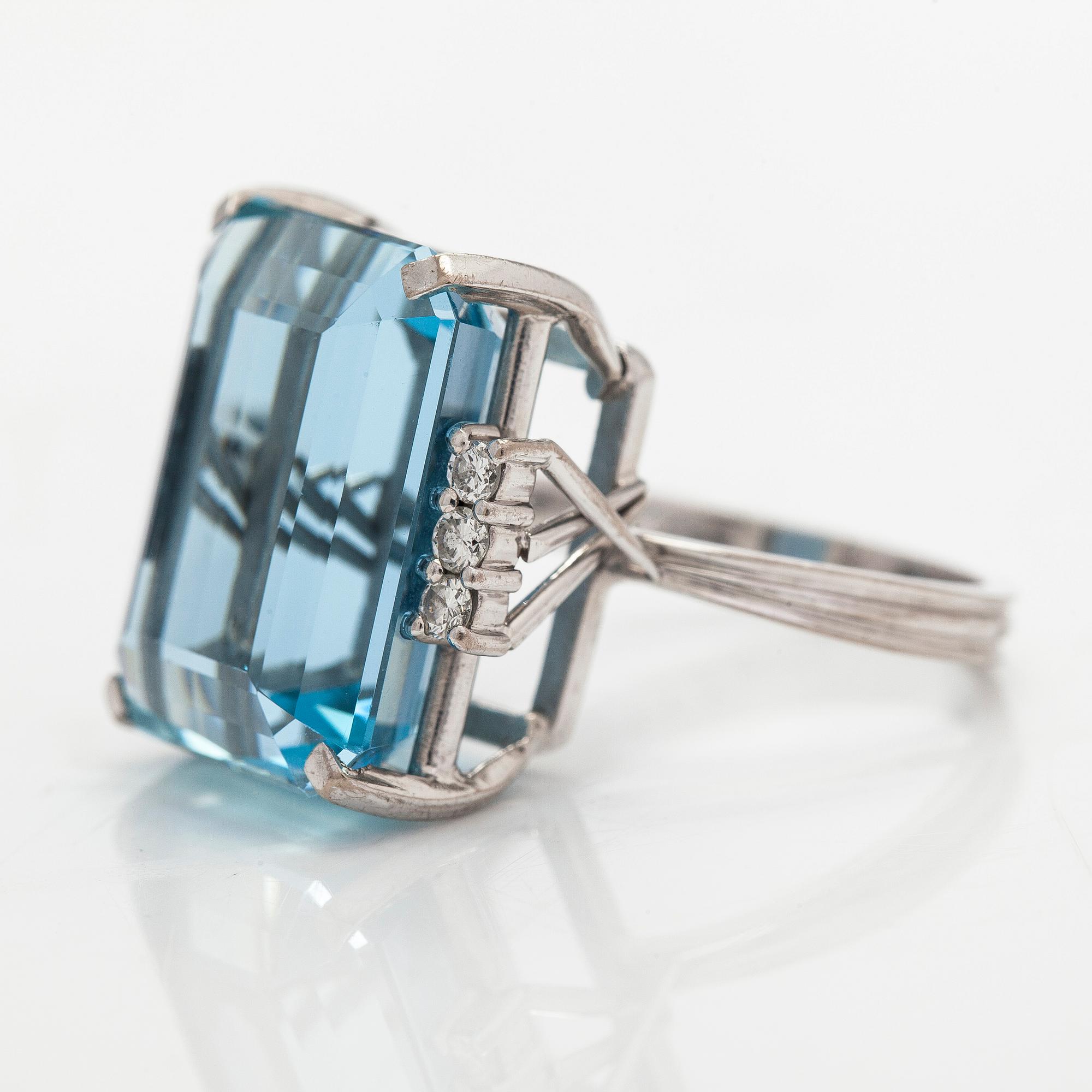 H.Stern, ring, cocktailring, 18K vitguld med akvamarin och diamanter.