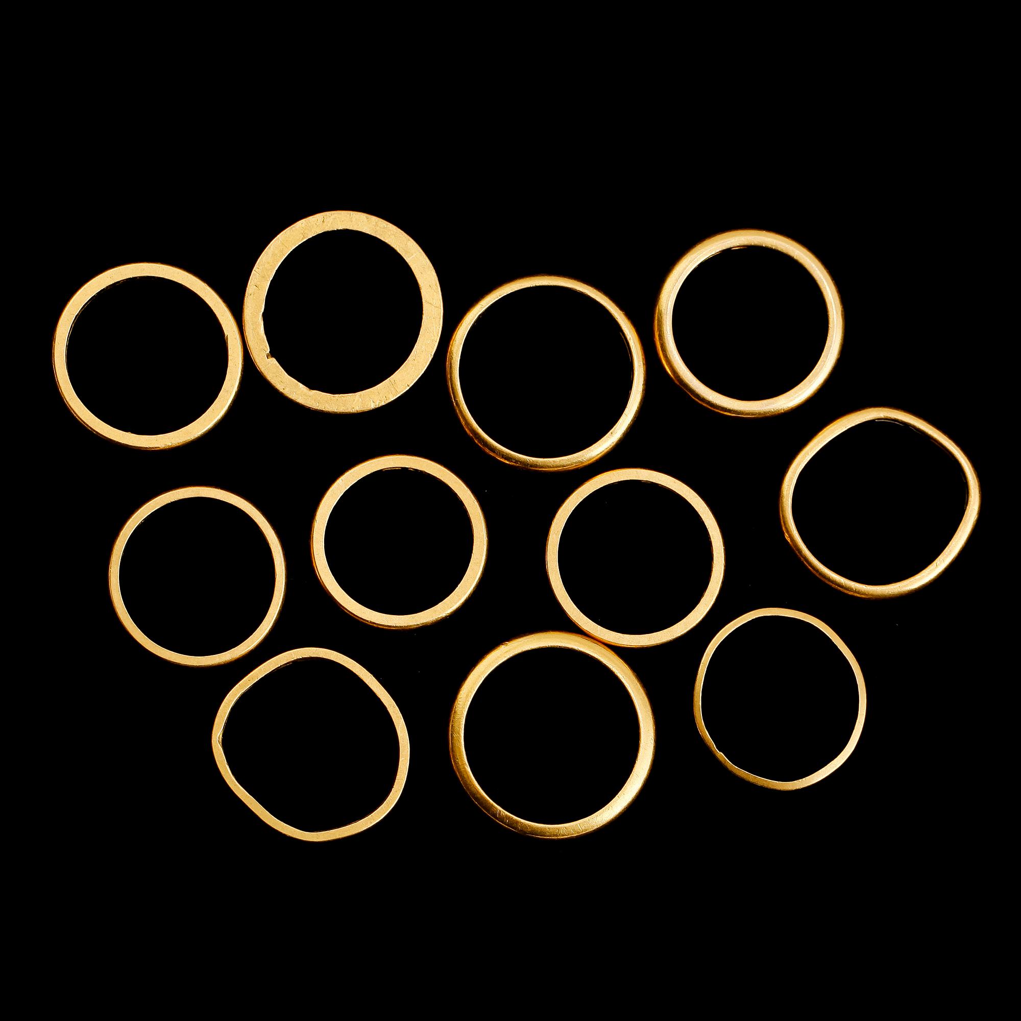 RINGAR, 11 st, 23 k guld. Vikt ca 56 gram.