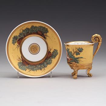 En porslinskopp med fat, troligen Ryssland, kejserliga porslinsmanufakturen, St Petersburg, 1800-talets första hälft.