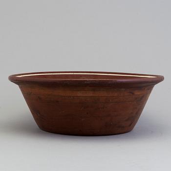 An earthenware bowl, late 19th century.