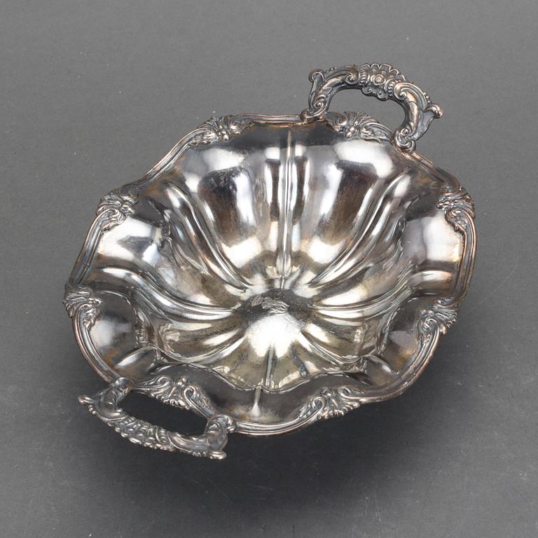 SKÅL med hänklar, silver. Sankt Petersburg, sannolikt, 1846. Vikt ca 189 gram.