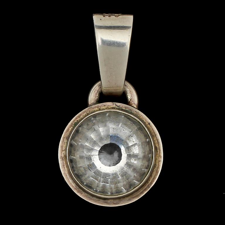 HALSLÄNK MED HÄNGE, sterlingsilver med fasettslipad bergkristall, Anders Högberg, Göteborg, 1984. Vikt 36 g.