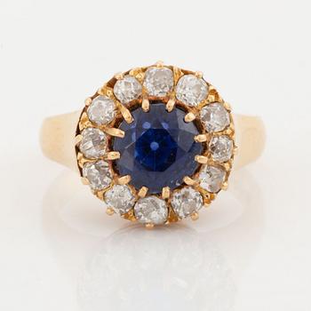 Ring 18K guld med en fasettslipad safir och gammalslipade diamanter.