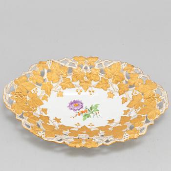 A MID 20TH CENTURY MEISSEN PORCELAIN BOWL.