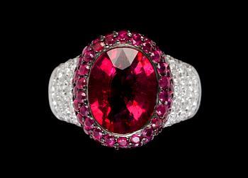 891. RING, rubellite, 3.70 ct, med rubiner och briljantslipade diamanter, tot. 1.65 ct.