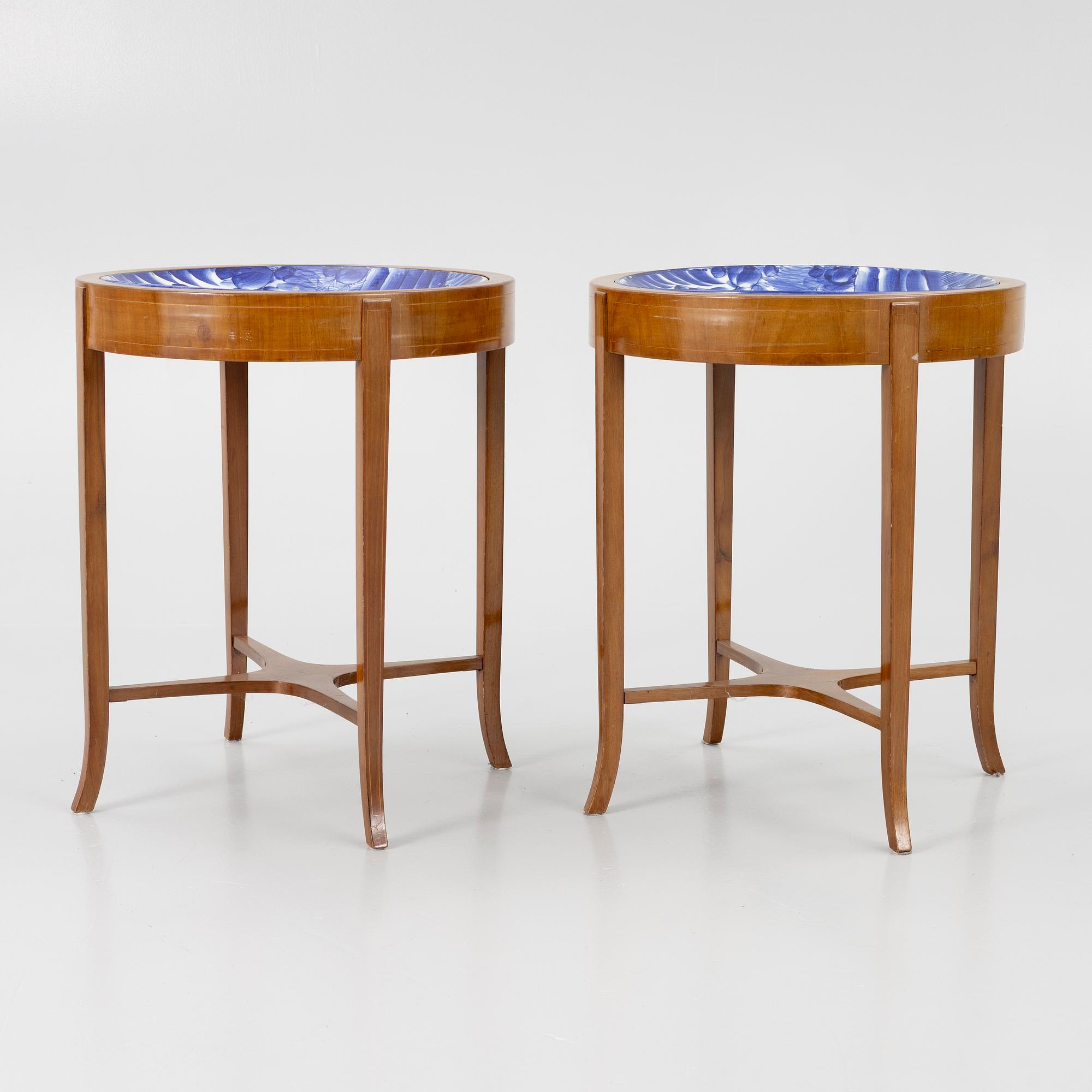 Bord med porslinsfat, ett par, Europa & Japan. omkring år 1900.