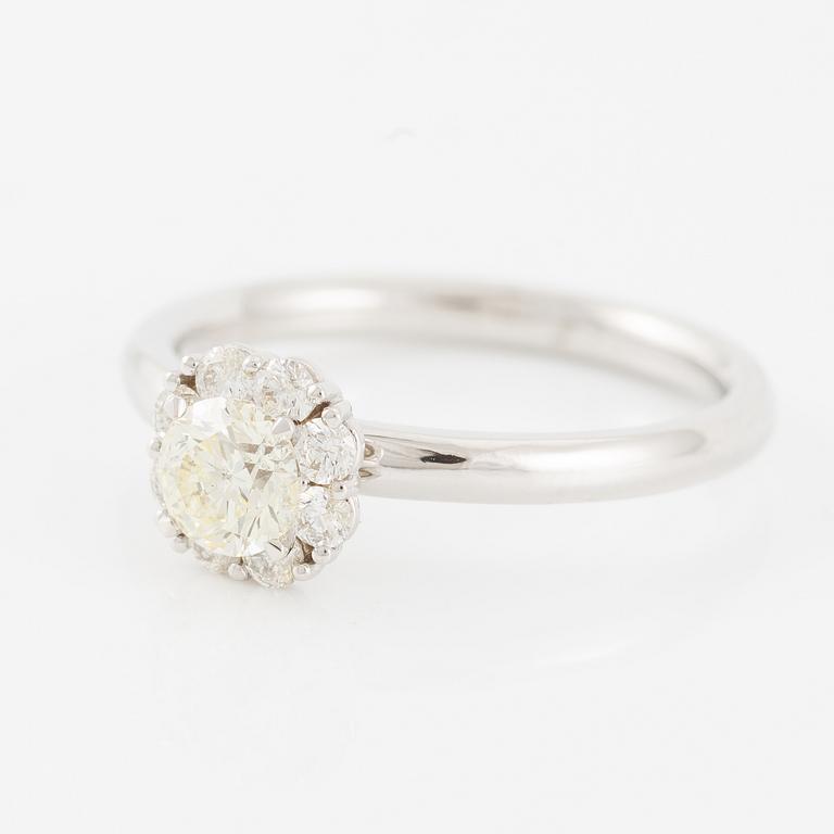 Ring 18K vitguld med briljantslipade diamanter.