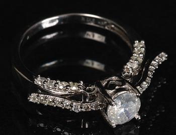 RING, 14 K vitguld samt briljanter.