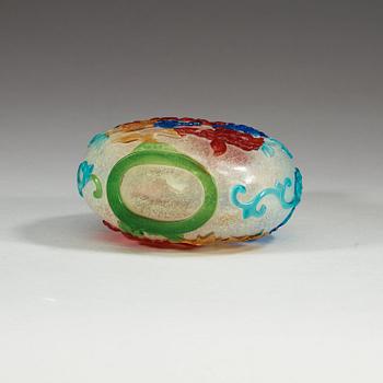 SNUSFLASKA, pekingglas. Kina. Med sigillmärke på skuldran.