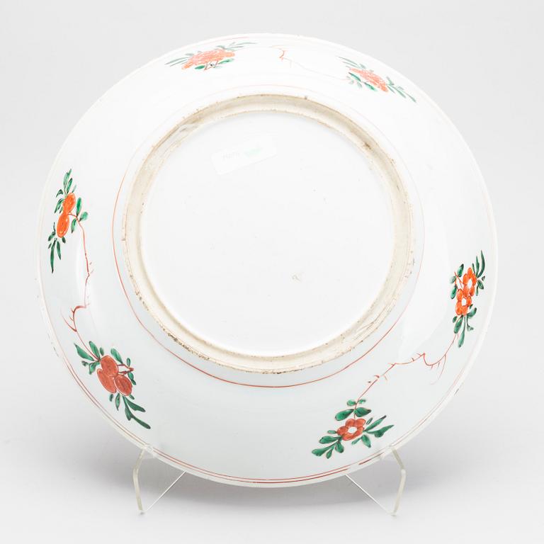 A CHINESE PORCELAIN BOWL FROM THE 19TH CENTURY.