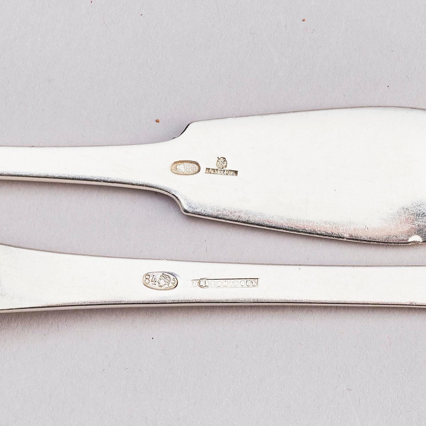 Fiskbestick, silver, 12 gafflar, Fabergé, Moskva 1908-1917 samt 11 knivar, Vladimirov, S:t Petersburg 1899-1908.