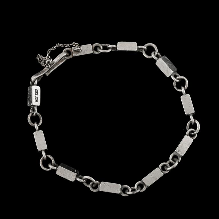 ARMBAND, silver, Wiwen Nilsson, Lund, 1956. Vikt 19g.