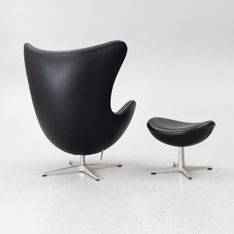 Arne Jacobsen, fåtölj med fotpall, "Ägget", Fritz Hansen, Danmark, 2022.
