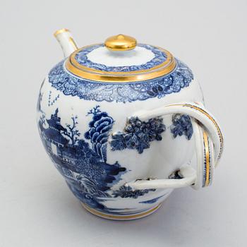 A Chinese export porcelain teapot and three dishes, circa 1800.