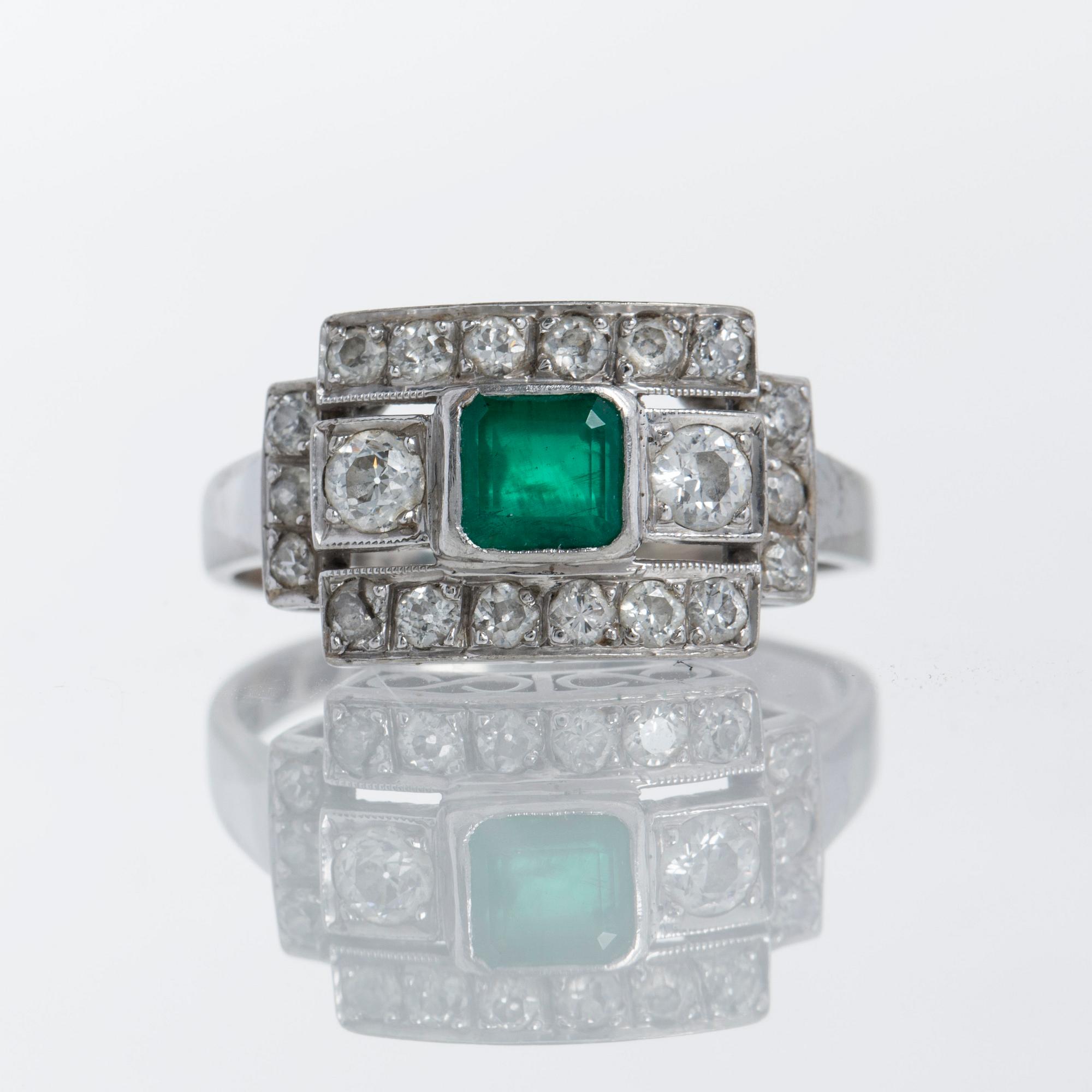 RING, 18K vitguld med smaragd samt briljantslipade diamanter tot ca 0.70 ct.