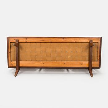 Carl Gustaf Hiort af Ornäs, sohva, "Studio", Puunveisto Oy - Träsnideri Ab 1900-luvun puoliväli.