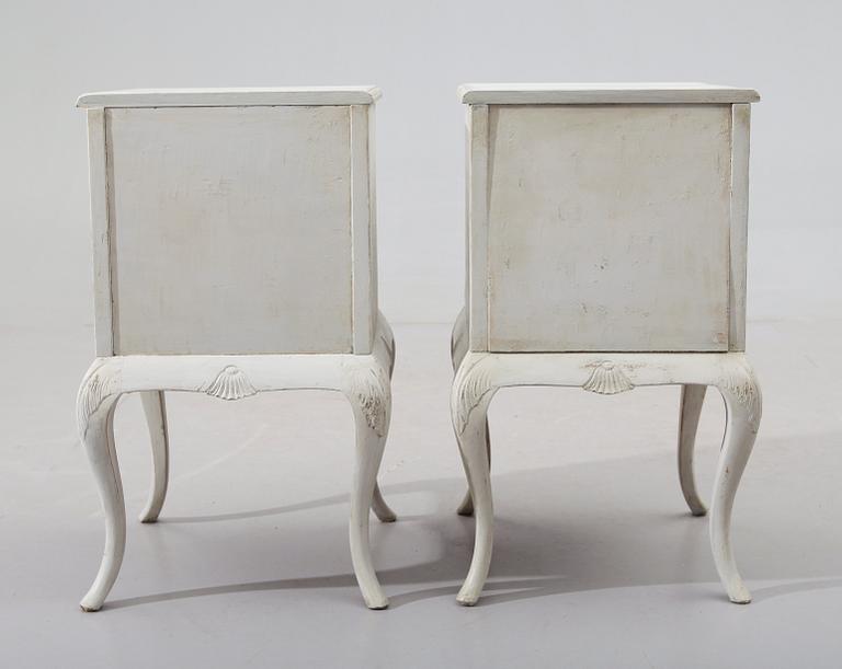 SÄNGBORD, 1 par, rokokostil, 1900-talets första hälft.