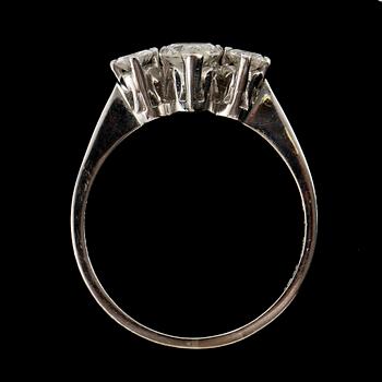 RING, 18k vitguld med 2 briljantslipade diamanter tot ca 0.2 ct samt en navetteslipad diamant ca 0.8 ct. Vikt 4 g.