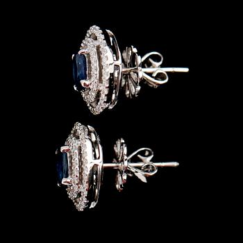 ÖRHÄNGEN, 1 par, 18 k vitguld, blå safirer tot 1.12 ct, diamanter tot 0.38 ct.