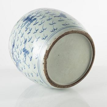 A blue and white 'dragon and phoenix' jar, Qing dynasty/around 1900.