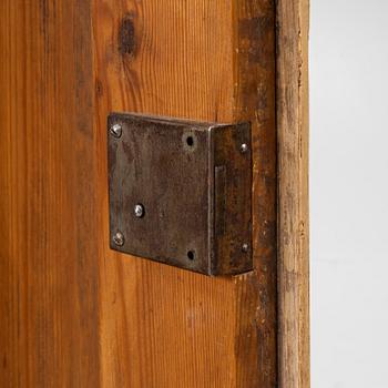 Skåp, gustavianskt, omkring år 1800.