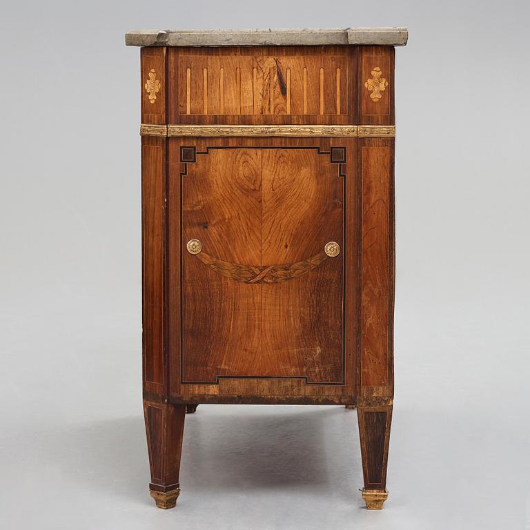 A Gustavian late 18th century commode, attributed to Gustaf Foltiern (master in Stockholm 1771-1804).